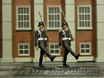 "RETIRED" Collector's Showcase 1:30 Scale Berlin 38' Series Deluxe LAH Guards (2)