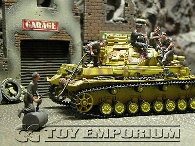 "BRAND NEW" Custom Built - Hand Painted & Weathered 1:35 Deluxe WWII German Tankmen "Refueling" Soldier Set