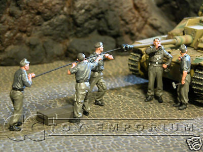 "BRAND NEW" Custom Built & Hand Painted 1:35 WWII German Tank Crew At Work Set (5 Figure Set)