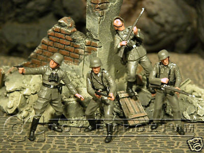 "BRAND NEW" Custom Built & Hand Painted 1:35 WWII German Infantry Soldier Set (4 Figure Set)
