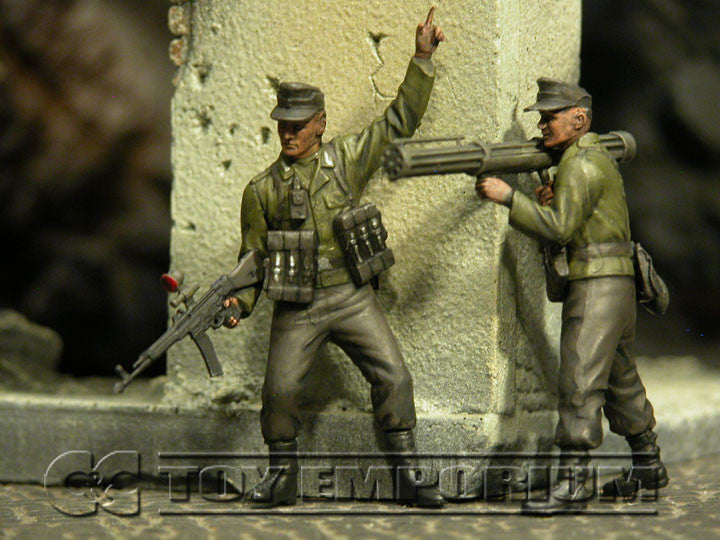 "BRAND NEW" Custom Built - Hand Painted & Weathered 1:35 WWII German "NachtJager, Berlin, 1945" Soldier Set (2 Figure Set)