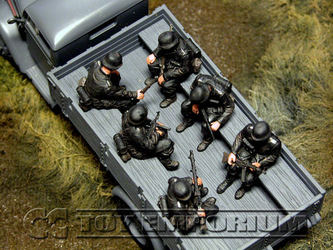 "BRAND NEW" Custom Built - Hand Painted & Weathered 1:35 WWII German "SS Infantry Sitting" (6 Figure Set)