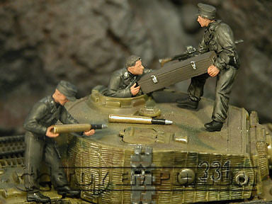 "BRAND NEW" Custom Built & Hand Painted 1:35 WWII German Tank Crew Stowing Ammo Set (3 Figure Set)