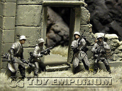 "BRAND NEW" Custom Built - Hand Painted & Weathered 1:35 WWII German "Winter" Infantry Western Europe  Soldier Set (4 Figure Set)