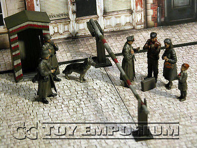 "BRAND NEW" Custom Built - Hand Painted & Weathered 1:35 WWII German Check Point Soldier Set w/ Gate & Guard Post (6 Figure Set)