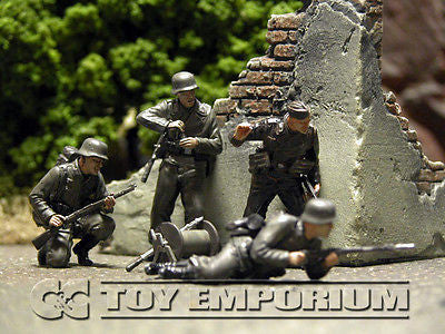 "BRAND NEW" Custom Built - Hand painted & Weathered 1:35 WWII German Panzer Pionier Bataillon 37 Division 1941 (4 Figure Set)