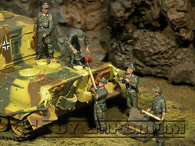 "BRAND NEW" Custom Built - Hand Painted & Weathered 1:35 WWII German "SPG Gun Crew" Set (5 Figure Set)