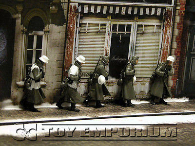 "BRAND NEW" Custom Built - hand Painted & Weathered 1:35  WWII  German "Cold Wind" Soldier Set  (4 Figure Set)