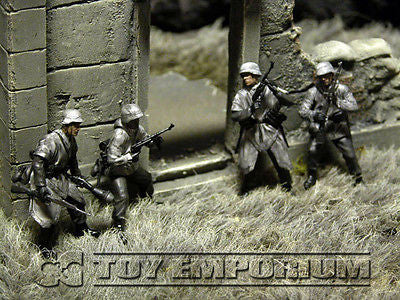 "BRAND NEW" Custom Built - Hand Painted & Weathered 1:35 WWII German "Winter" Infantry Western Europe  Soldier Set (4 Figure Set)