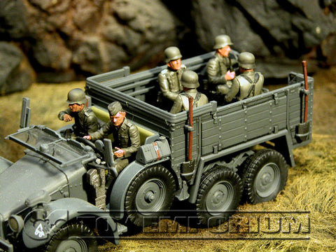 "BRAND NEW" Custom Built & Hand Painted 1:35 WWII German "Off To The Front - Vehicle Riders" Set (6 Figure Set)