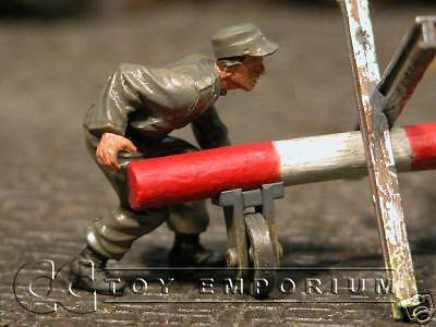"BRAND NEW" Custom Built & Hand Painted 1:35 WWII German Check Point Soldier