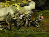"BRAND NEW" Custom Built & hand Painted 1:35 WWII German Panzergrenadiers Soldier Set (4 Figure Set)