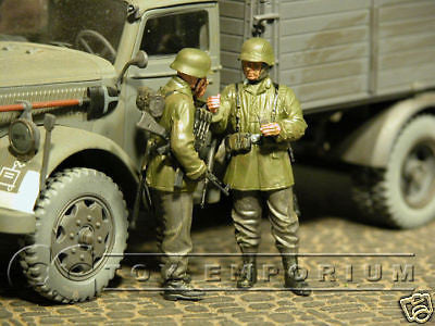 "BRAND NEW" Custom Built & hand Painted 1:35 WWII German Smoke Break Soldier Set (2 Figure Set)
