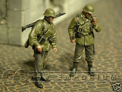 "BRAND NEW" Custom Built & Hand Painted 1:35 WWII German Smoke Break Soldier Set (2 Figure Set)