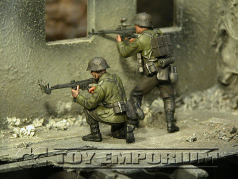 "BRAND NEW" Custom Built - Hand Painted & Weathered 1:35 WWII German "NachtJager, Berlin, 1945" Soldier Set (2 Figure Set)