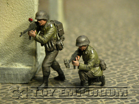 "BRAND NEW" Custom Built - Hand Painted & Weathered 1:35 WWII German "NachtJager, Berlin, 1945" Soldier Set (2 Figure Set)