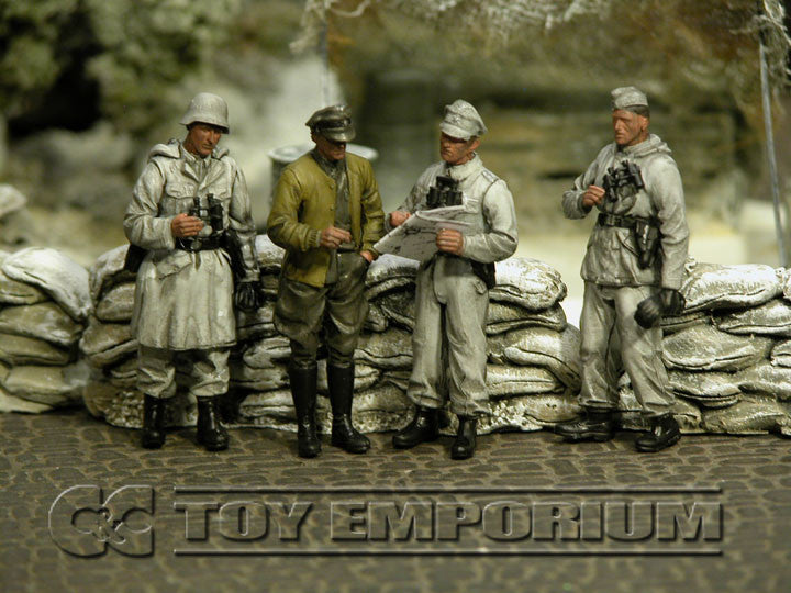 "BRAND NEW" Custom Built - Hand Painted & Weathered 1:35 WWII German "Winter Commander's Conference" Soldier Set (4 Figure Set)