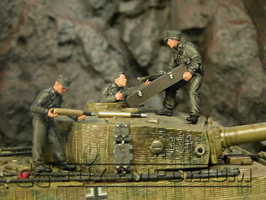"BRAND NEW" Custom Built & Hand Painted 1:35 WWII German Tank Crew Stowing Ammo Set (3 Figure Set)