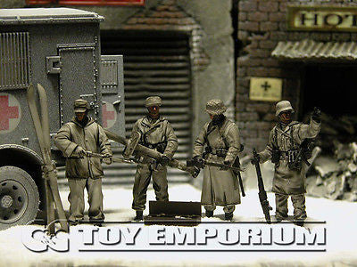 "BRAND NEW" Custom Built - Hand Painted & Weathered 1:35 WWII German "Winter" Combatants Soldier Set  (4 Figure Set)