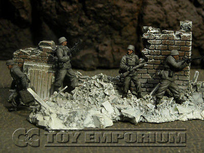 "BRAND NEW" Custom Built - Hand Painted & Weathered 1:35 WWII German "Winter" Fallschirmjager Set (4 Figure Set)