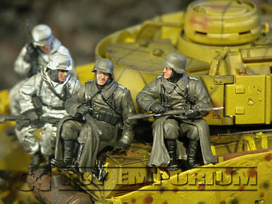 "BRAND NEW" Custom Built - Hand Painted & Weathered 1:35 WWII German "Winter" Panzer Riders (4 Figure Set)