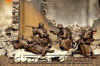 "BRAND NEW" Custom Built - Hand Painted & Weathered 1:35 WWII Deluxe "German Infantry" Soldier Set (4 Figure Set)