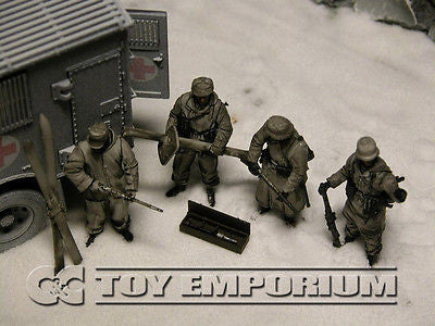 "BRAND NEW" Custom Built & Painted 1:35 WWII  German Weathered Winter Combatants Soldier Set