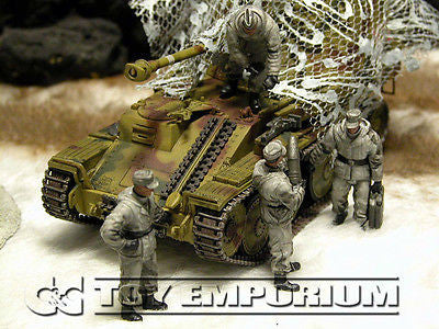 "BRAND NEW" Custom Built - Hand Painted & Weathered 1:35 WWII German "Self Propelled Gun Crew - Winter" (4 Figure Set)