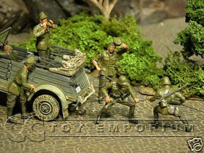 "BRAND NEW" Custom Built & Hand Painted 1:35 WWII German "Helping Out" Soldier Set (5 Figure Set)